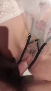她叫得实在太浪了， 听得我直接把丝袜塞进她嘴里