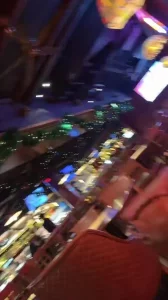 [原创]好刺激！酒吧里偷偷口交！